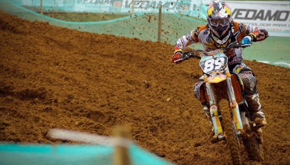 开云_杨瀚森内线惊艳暴扣，砍下8分2篮板助球队士气大振