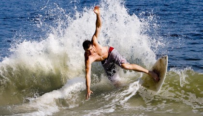 【开云】恩比德半场狂造犯规独揽18分！9中5高效输出引领76人压制对手